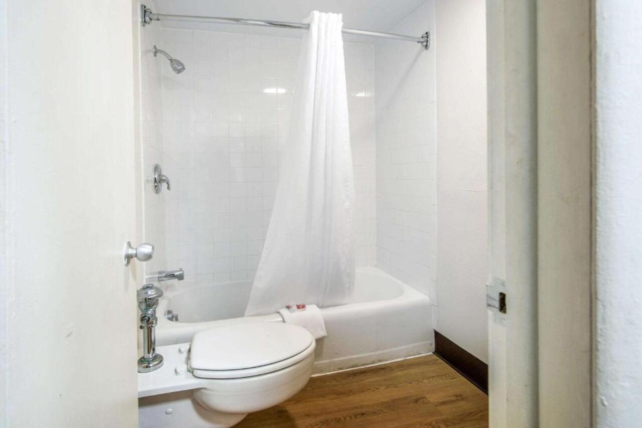 Rodeway Inn Saint Joseph Bagian luar foto