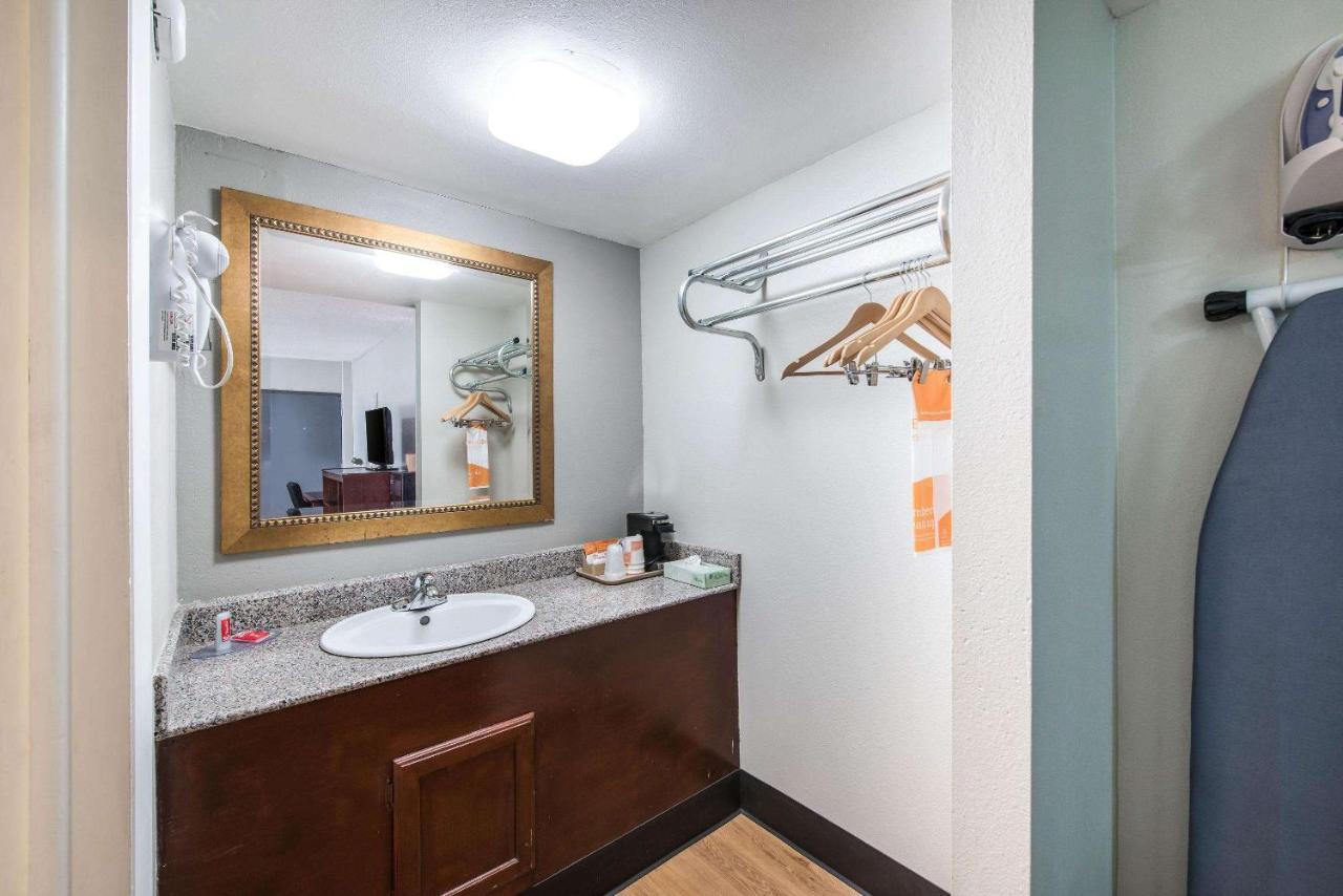 Rodeway Inn Saint Joseph Bagian luar foto